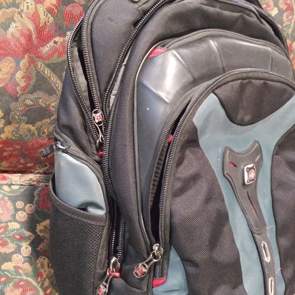 TWO items ideal for HIKERS and or BIKERS :   Backpack & fannypack - Picture 4 of 6